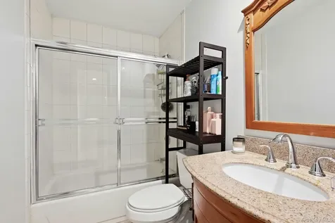 31 Sherwood Gate Oyster Bay NY 11771