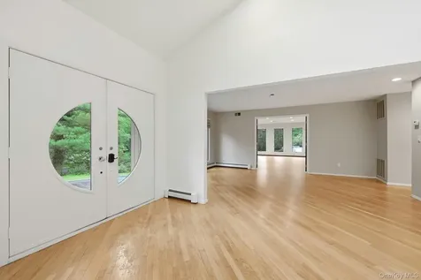 31 Sherwood Gate Oyster Bay NY 11771
