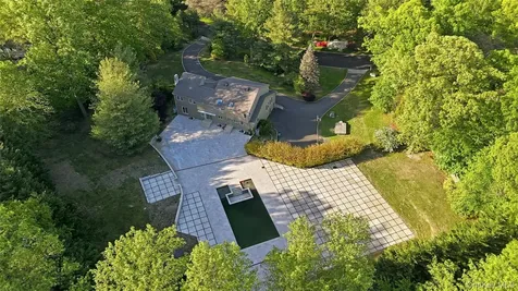 31 Sherwood Gate Oyster Bay NY 11771