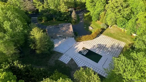 31 Sherwood Gate Oyster Bay NY 11771