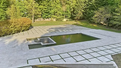 31 Sherwood Gate Oyster Bay NY 11771