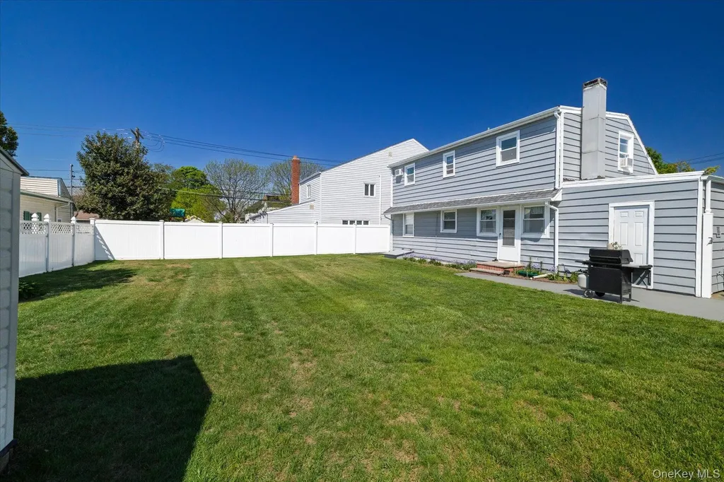 265 W Windsor Parkway Oceanside NY 11572