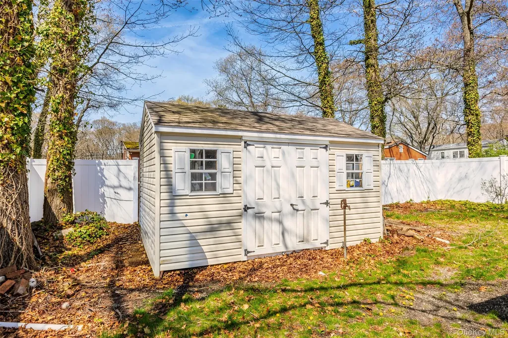 92 Wauwepex Trail Ridge NY 11961