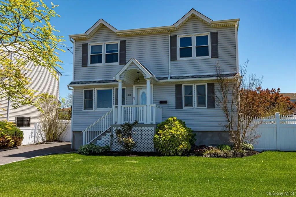 43 Spruce Place Lindenhurst NY 11757