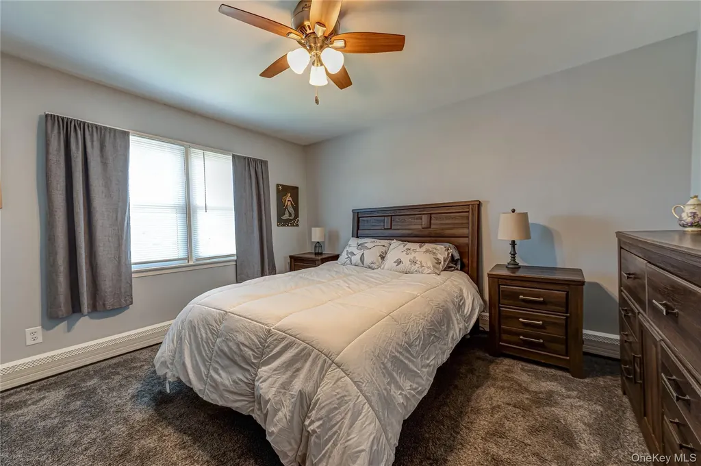 43 Spruce Place Lindenhurst NY 11757