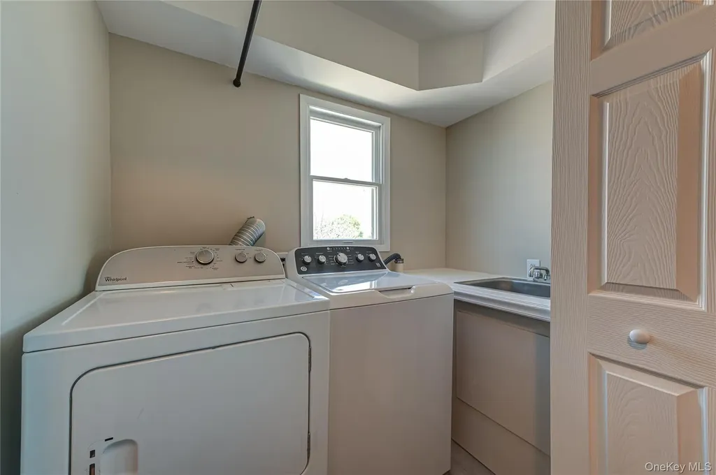 43 Spruce Place Lindenhurst NY 11757