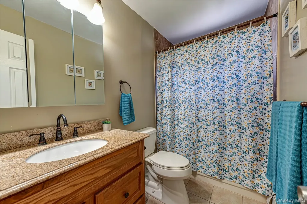 43 Spruce Place Lindenhurst NY 11757
