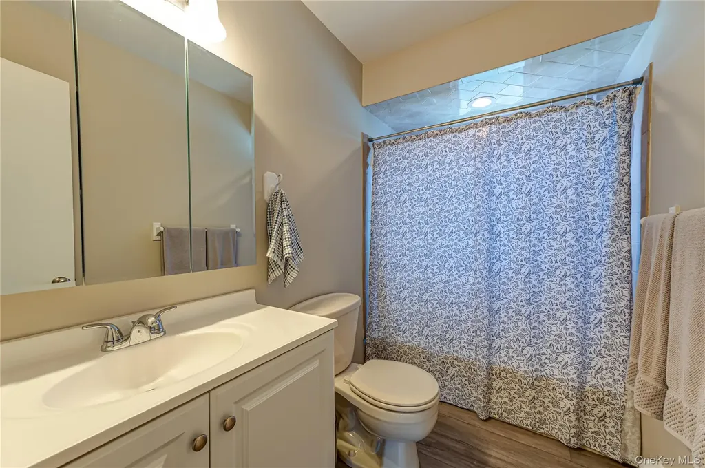43 Spruce Place Lindenhurst NY 11757