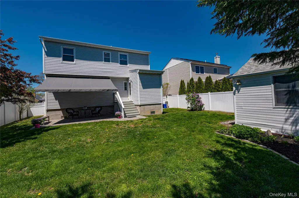 43 Spruce Place Lindenhurst NY 11757