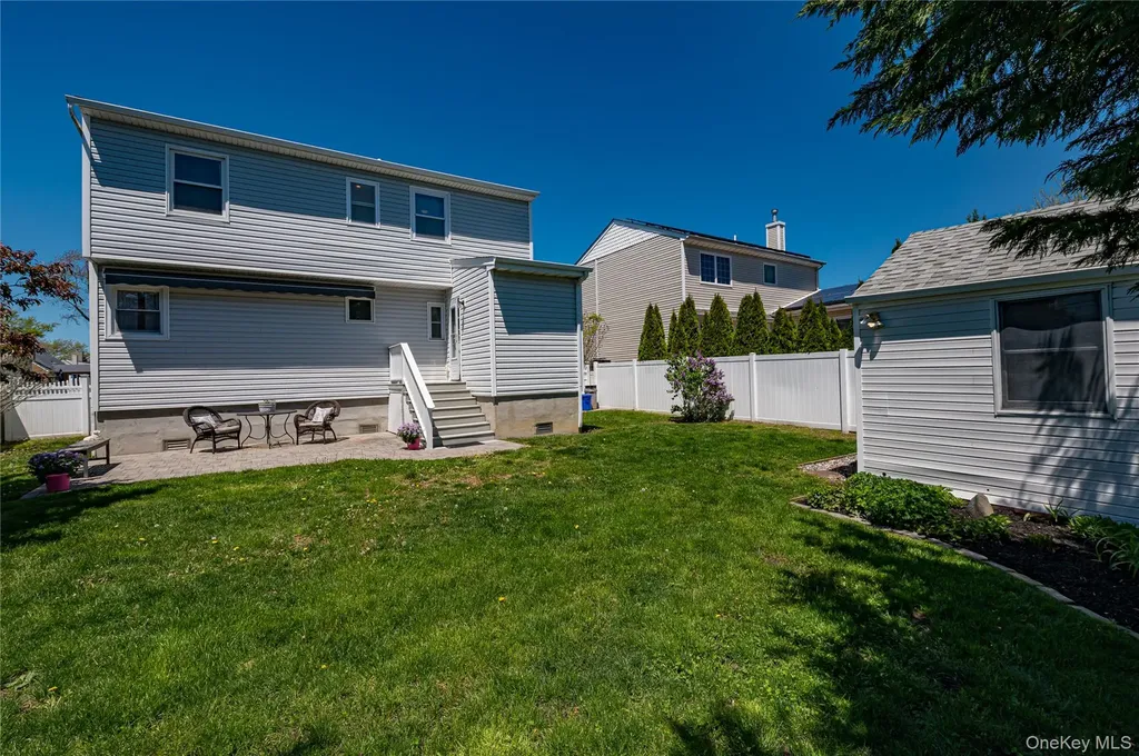 43 Spruce Place Lindenhurst NY 11757
