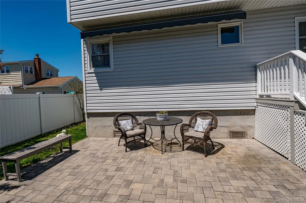 43 Spruce Place Lindenhurst NY 11757