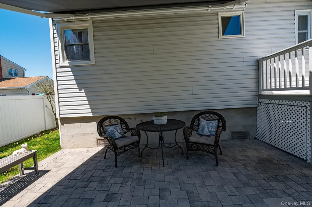 43 Spruce Place Lindenhurst NY 11757