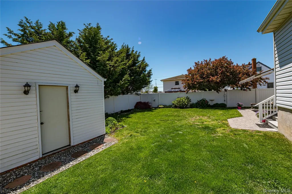 43 Spruce Place Lindenhurst NY 11757