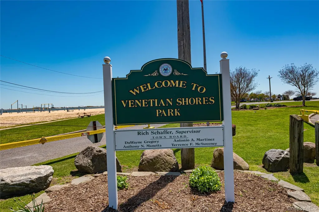 43 Spruce Place Lindenhurst NY 11757