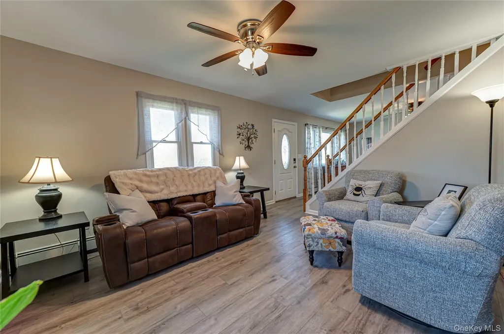 43 Spruce Place Lindenhurst NY 11757