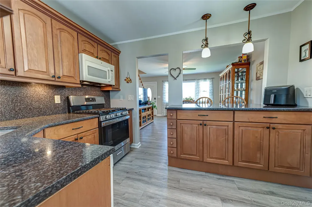 43 Spruce Place Lindenhurst NY 11757