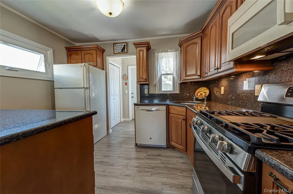 43 Spruce Place Lindenhurst NY 11757