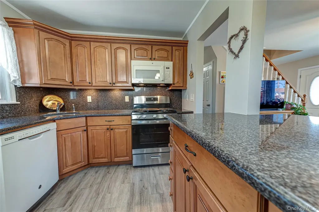 43 Spruce Place Lindenhurst NY 11757