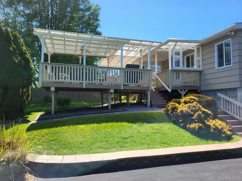 20 Cresthaven Drive New Windsor NY 12553