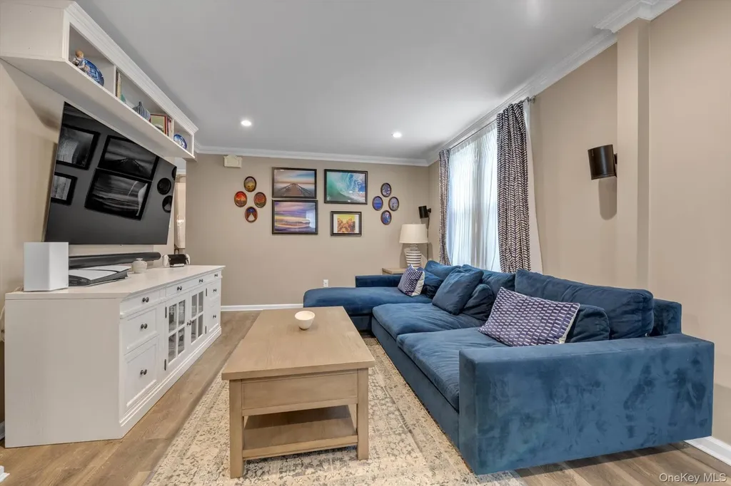 54 Rolling Street Lynbrook NY 11563