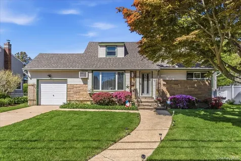 28 Linwood Place Massapequa Park NY 11762