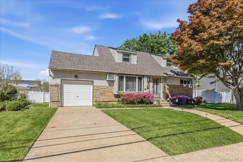 28 Linwood Place Massapequa Park NY 11762