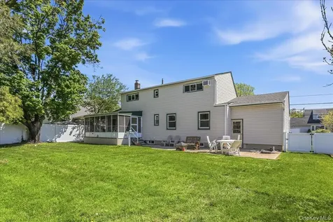 28 Linwood Place Massapequa Park NY 11762