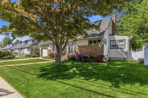 28 Linwood Place Massapequa Park NY 11762