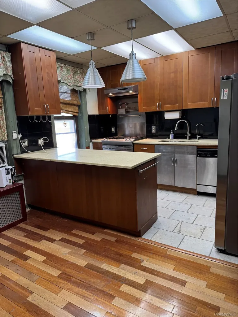 2922 Barnes Avenue Bronx NY 10467