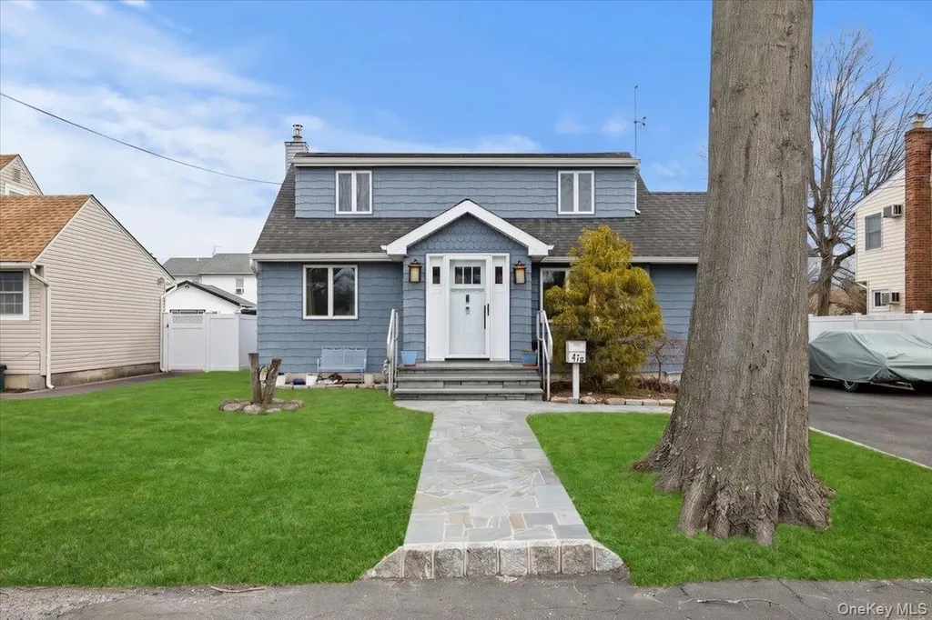 476 37th Street Lindenhurst NY 11757