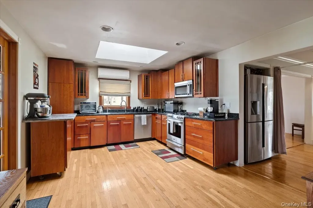 476 37th Street Lindenhurst NY 11757
