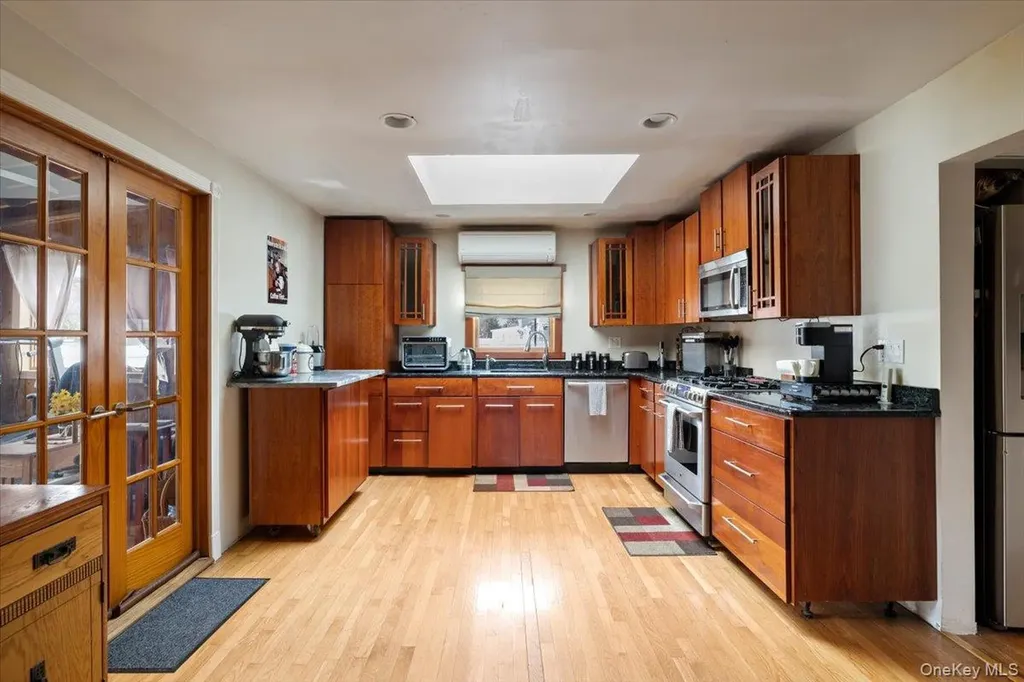 476 37th Street Lindenhurst NY 11757