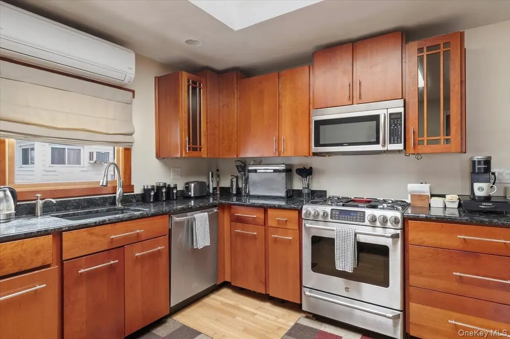 476 37th Street Lindenhurst NY 11757