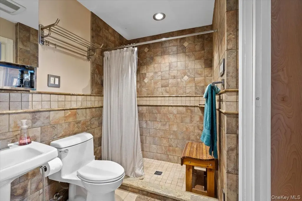 476 37th Street Lindenhurst NY 11757