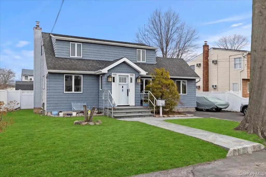 476 37th Street Lindenhurst NY 11757