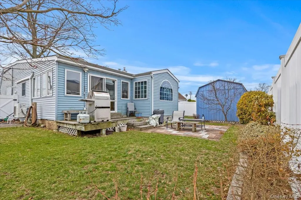 476 37th Street Lindenhurst NY 11757