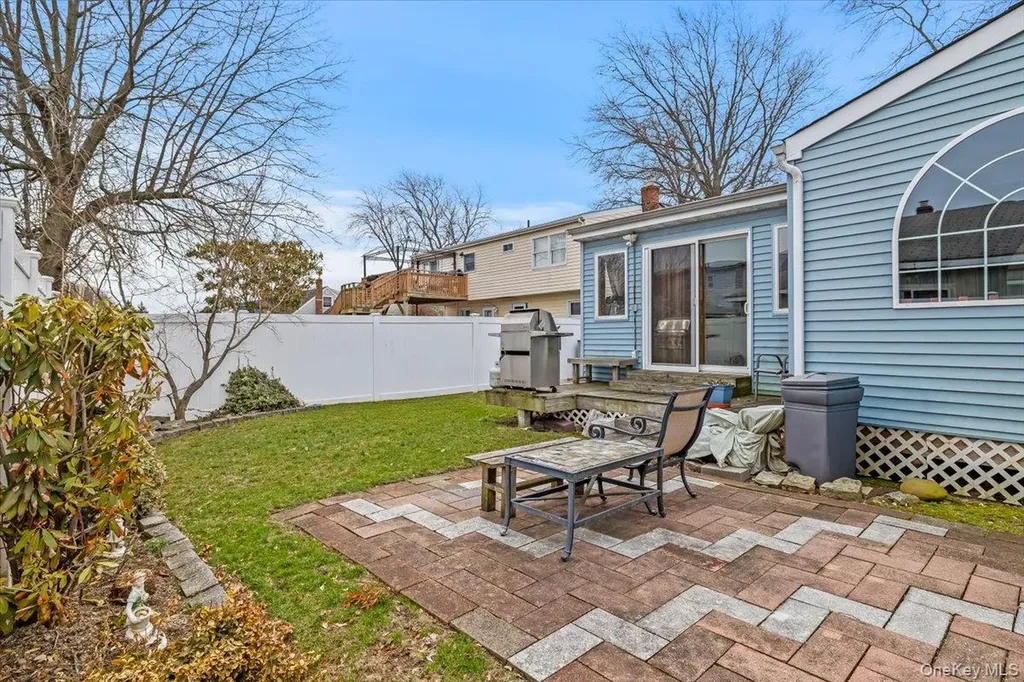 476 37th Street Lindenhurst NY 11757