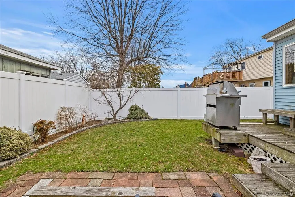 476 37th Street Lindenhurst NY 11757