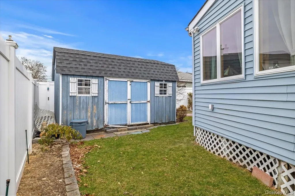 476 37th Street Lindenhurst NY 11757