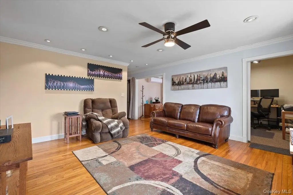 476 37th Street Lindenhurst NY 11757