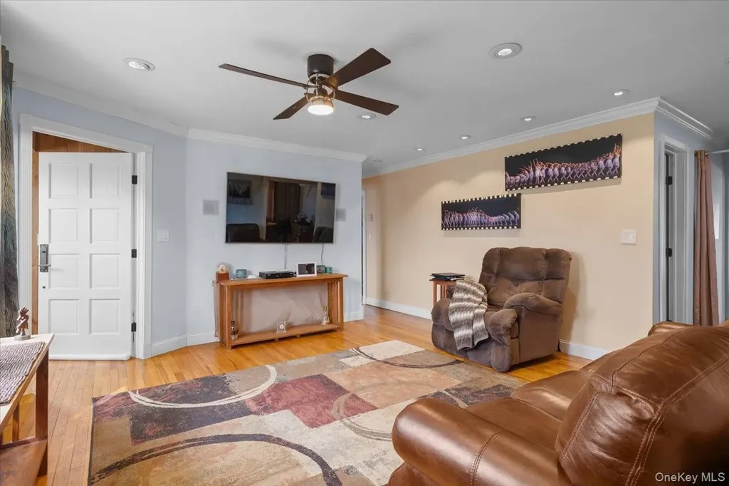 476 37th Street Lindenhurst NY 11757