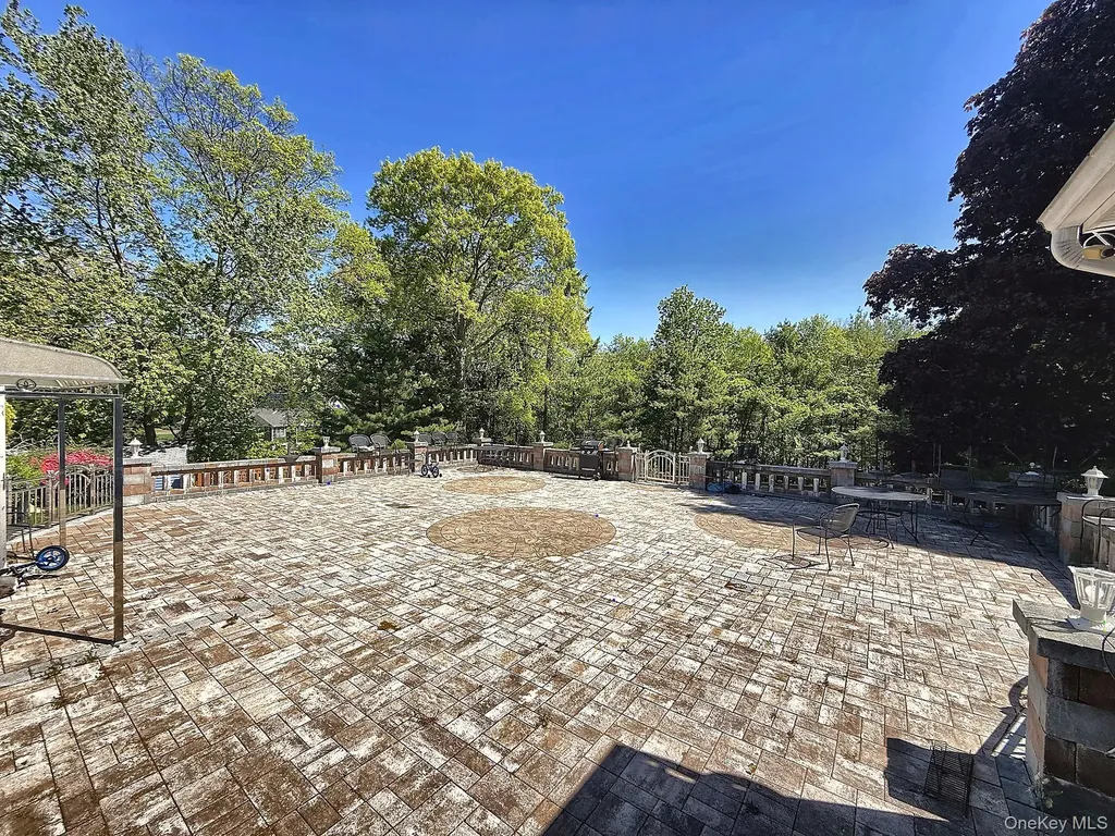 25 Lisa Drive Dix Hills NY 11746