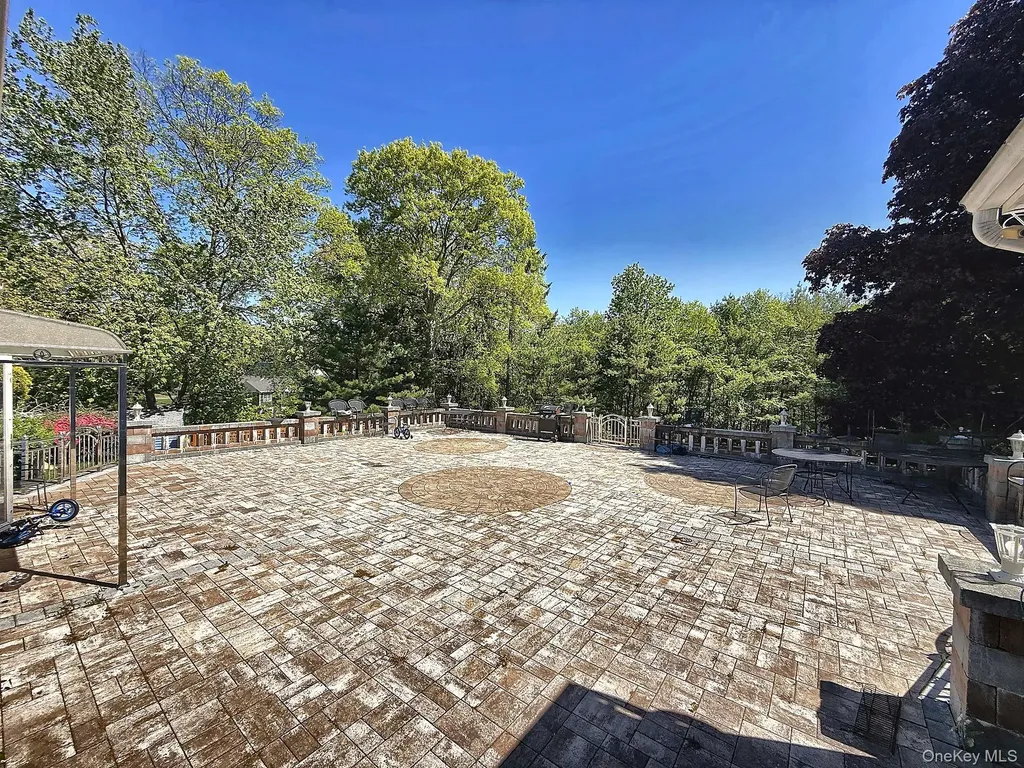 25 Lisa Drive Dix Hills NY 11746