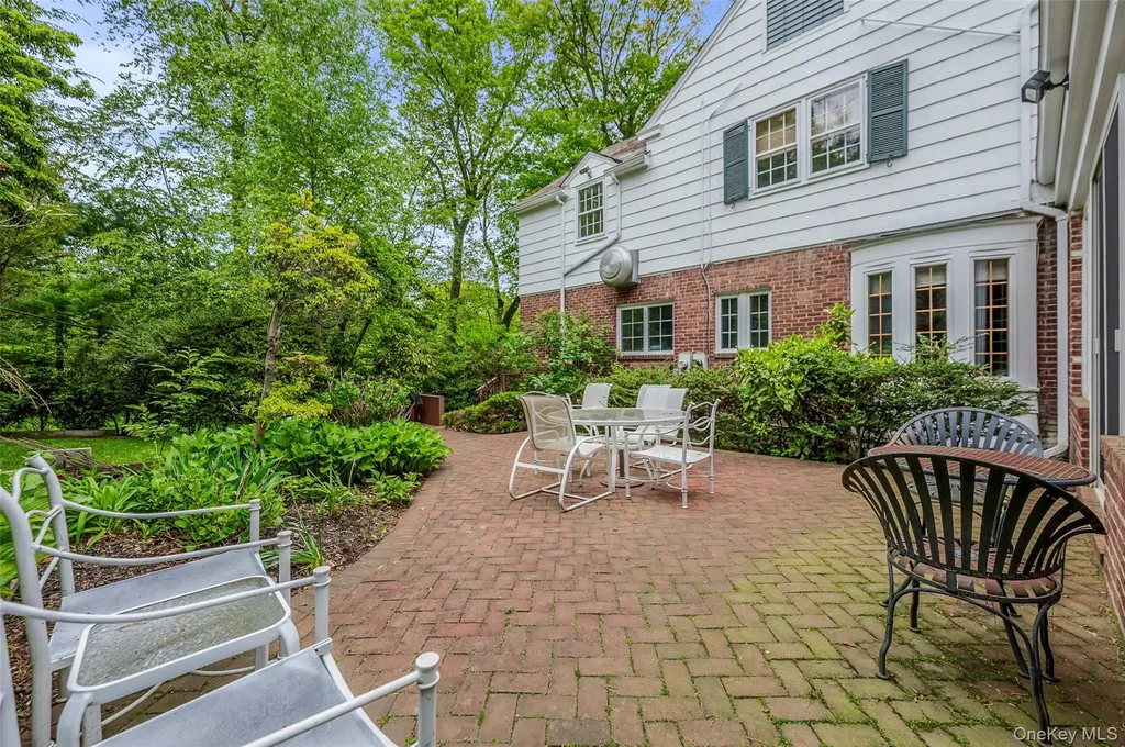 111 Clent Road Great Neck NY 11021