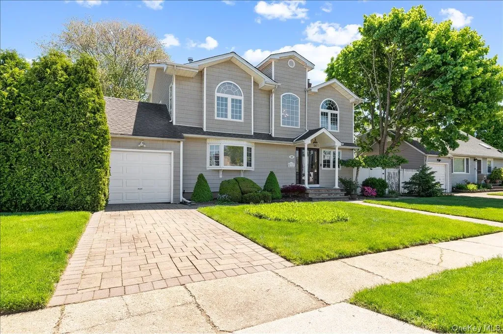 157 Manor Street Plainview NY 11803