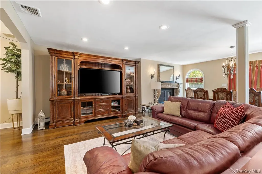 157 Manor Street Plainview NY 11803