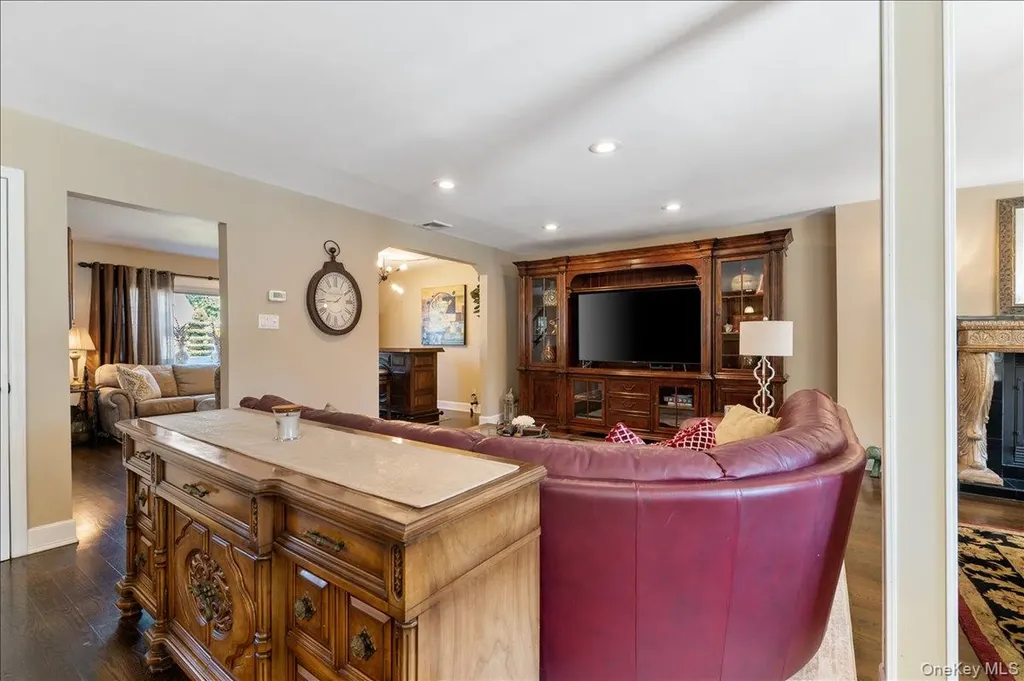 157 Manor Street Plainview NY 11803