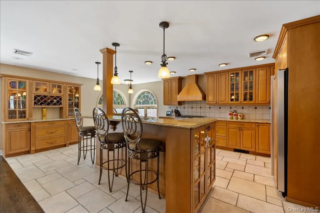 157 Manor Street Plainview NY 11803