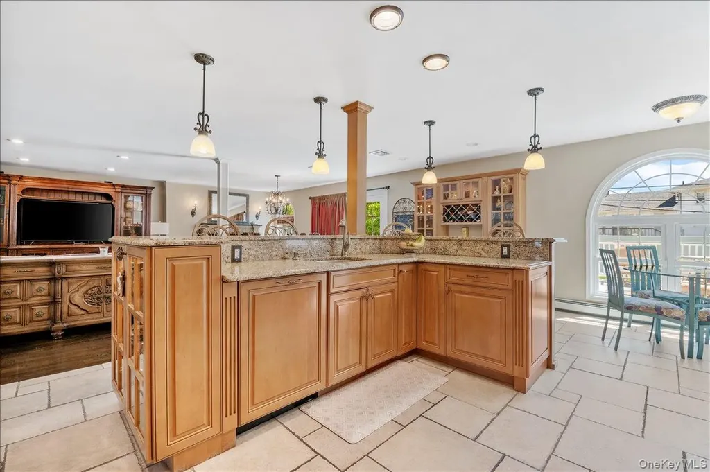 157 Manor Street Plainview NY 11803