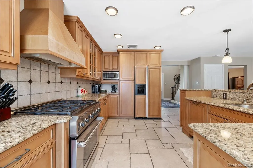 157 Manor Street Plainview NY 11803